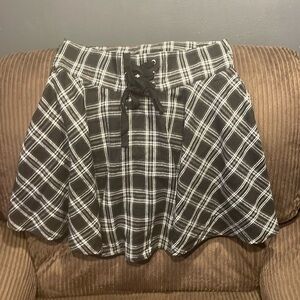 NWT LARGE PLAD BLACK AND WHITE SKIRT
